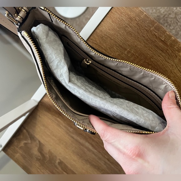 Michael Kors Camden Small Messenger Bag - Picture 3 of 6